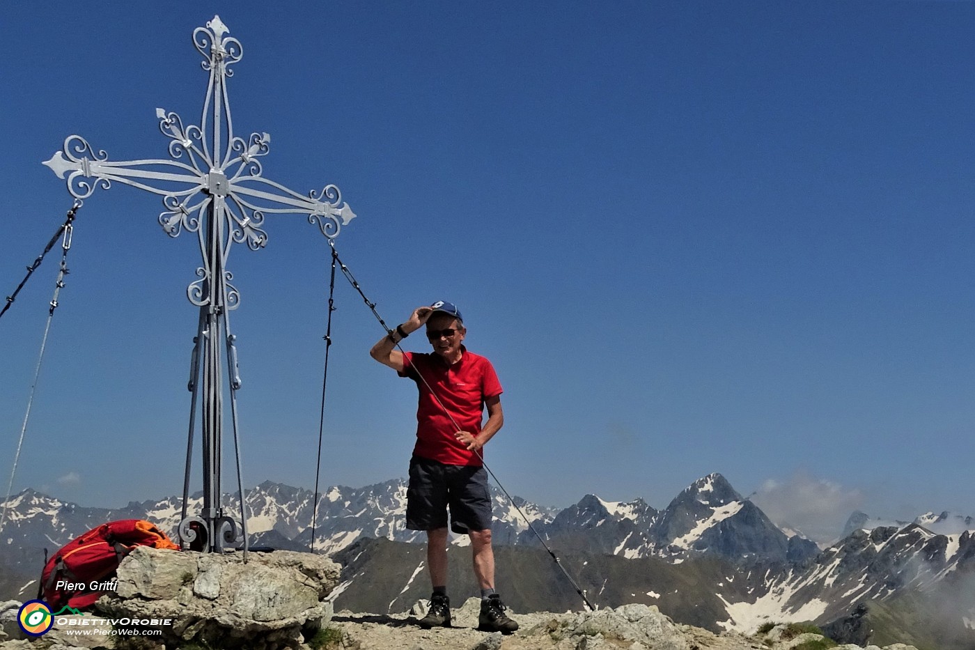 02 Alla croce di vetta del Corno Stella (2620 m) con vista verso il Pizzo del Diavolo.JPG